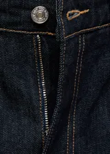 Jeans de tiro alto color azul oscuro, corte slim fit y largo cropped.