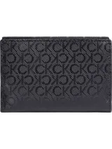 Billetera trifold Calvin Klein negra con monograma geométrico en relieve y logo metálico plateado en el frente.