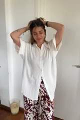 Camisa blanca de lino y algodón, de corte amplio y mangas cortas.