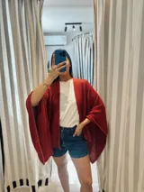 Ruana teñida de rojo, confeccionada en algodón con detalles de lurex.
