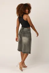 Bermuda de jean rígido color gris oscuro lavado, tiro alto, corte ancho y largo tipo culotte.