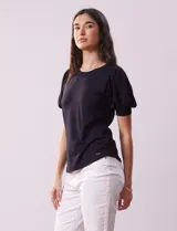 Remera blanca de modal con cuello redondo y mangas cortas abullonadas con puño.