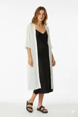 Kimono largo color blanco con textura de lunares, mangas 3/4 y corte holgado.