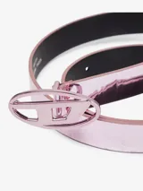 Cinturón rosa metalizado con hebilla metálica ovalada con el logo de la marca Diesel.