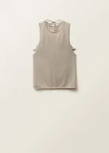 Top color beige de tejido de punto fino, con cuello redondo y sin mangas.