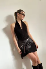 Faja de cuero ovino color chocolate con flecos, tachas plateadas y hebilla metálica ajustable.