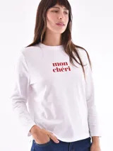 Remera blanca de manga larga con estampa rectangular dorada con diseño animal print y texto 'Fearless, fierce & fabulous'.