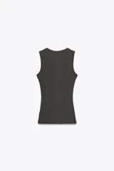 Musculosa negra de algodón con cuello redondo y corte ajustado.