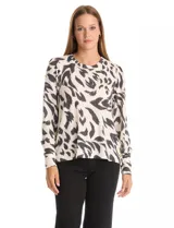 Buzo de hilado fino color blanco con estampado animal print en negro y gris. Cuello redondo, manga larga y detalle de botones dorados en los laterales.