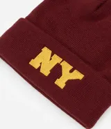 Gorro de punto negro con bordado de las letras "NY" en blanco.