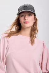 Remera rosa viejo de manga larga con hombros ligeramente abullonados y puños ajustados.
