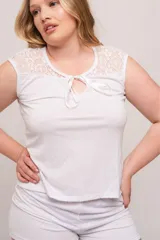 Pijama de modal blanco, compuesto por remera sin mangas con detalle de puntilla en el escote y lazo en el centro, y short con cintura elástica.