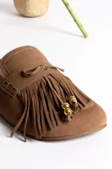 Mules color marrón con detalle de flecos y apliques dorados.