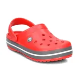 Zueco Crocs Crocband color rojo con banda lateral en gris y blanco.