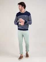 Jersey de punto inglés verde con rayas horizontales blancas, cuello redondo y logo bordado en el pecho.