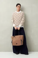 Sweater de punto color beige con rayas horizontales marrones en relieve, cuello redondo y mangas largas.