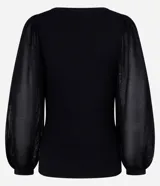 Blusa negra de punto con escote en V y mangas largas abullonadas con detalles de encaje.