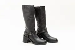 Bota de caña alta color negro, de cuero, con punta cuadrada y taco cuadrado. Incluye estribo desmontable.