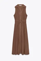 Vestido midi marrón sin mangas, con cuello solapa, escote en pico, cierre frontal con botones y cinturón de la misma tela con hebilla metálica.