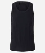 Musculosa negra de media malla con textura acanalada, cuello redondo y corte clásico.