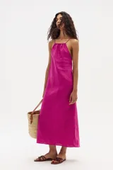 Vestido midi fucsia de lino con tirantes finos.