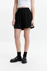 Short negro de lino y algodón con cintura elastizada.