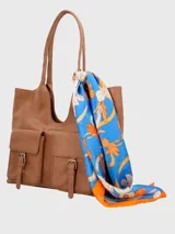Cartera de hombro de ecocuero color gris, con compartimento principal con cierre cremallera, dos bolsillos frontales con solapa y broche imantado, bolsillo interior con cierre y bolsillo trasero con cierre. Incluye un pañuelo estampado como adorno.