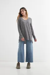 Sweater gris de tejido de punto acanalado, con escote en V y mangas largas.