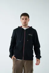 Campera marrón de felpa con capucha y cordón ajustable, lettering estampado en la espalda, bolsillo en la manga, puños y logo en grifa de goma.