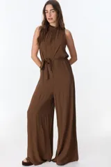 Mono largo negro con cuello alto, sin mangas y corte holgado.