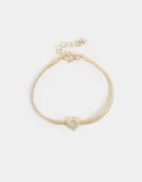 Pulsera dorada de cadena cola de ratón con dije de corazón adornado con strass y cierre de mosquetón.