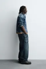 Cazadora regular fit confeccionada en denim de algodón color negro, con cuello solapa y manga larga acabada en puño con botón. Bolsillos frontales en costura de cadera. Efecto lavado. Cierre frontal de botonadura.