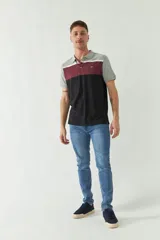 Chomba manga corta gris con cuello polo, franja horizontal color borgoña con logo bordado y franja inferior negra.