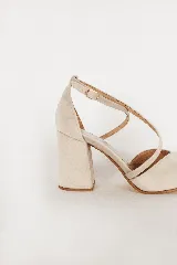 Zapato de gamuza azul marino con escote en V, tiras cruzadas diagonales y taco cuadrado de 8cm.