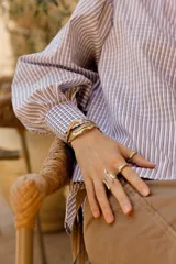 Brazalete rígido de bronce y alpaca maciza, con diseño orgánico irregular.