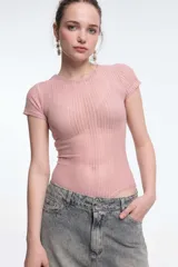 Body rosado de lycra acanalada, con mangas cortas y cuello redondo.