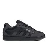 Championes Adidas Campus 00S, color negro con detalles en gris. Presentan las tres tiras características de la marca en cuero negro.