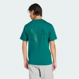 Remera verde esmeralda de corte clásico, cuello redondo acanalado y logo del Trifolio estampado en el pecho y en la espalda.