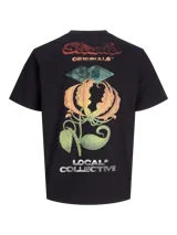 Camiseta negra de manga corta y cuello redondo con logo bordado en rojo en el pecho y estampado en la espalda.