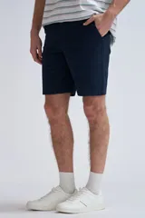 Bermuda clásica azul marino de corte recto.