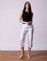 Pantalón capri blanco de gabardina elastizada con pretina ancha elastizada y ruedo con aplique de crochet.