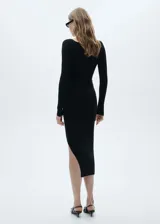 Vestido midi negro de tejido de punto de canalé, con cuello barco, abertura lateral, cinturón desmontable y diseño entallado.