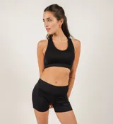 Top deportivo negro de microfibra sin costuras, con copas removibles y gran sujeción.