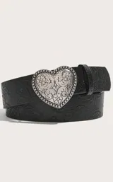 Cinturón negro con estampado floral y hebilla metálica plateada en forma de corazón con detalles florales grabados.