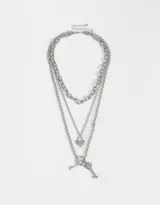 Collar corto de tres capas plateado, con dije de candado en forma de corazón y dije de llaves.