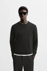 Jersey de hombre color beige, de cashmere, corte regular, cuello redondo y manga larga.
