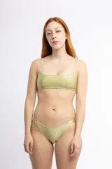 Conjunto de bikini color verde oliva, compuesto por un corpiño con escote recto, breteles finos y relleno, y una bombacha tiro bajo con laterales finos.