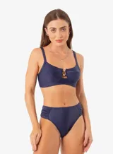 Conjunto de bikini azul marino de la marca brasilera Silvia Schaefer, con corpiño estructurado con detalle de abertura y bombacha de tiro alto con frunces laterales.