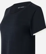 Remera deportiva negra de microfibra con cuello redondo y mangas cortas con recortes en color beige.