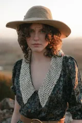 Vestido midi de gasa crepe con estampado floral en tonos verdes y violetas, cuello camisero con detalle de tejido calado y mangas cortas abullonadas.